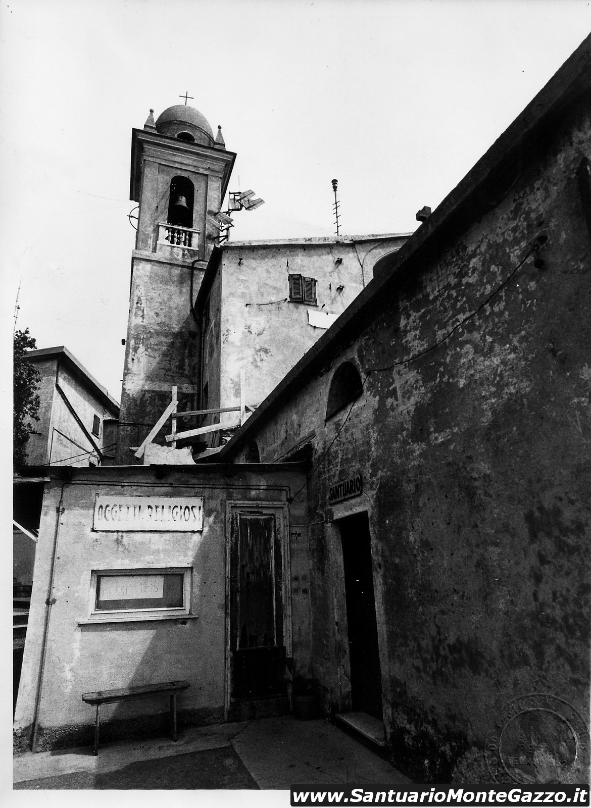 Santuario Monte Gazzo vista laterale negozio souvenir